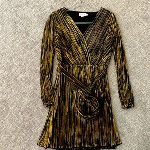 Classy short long sleeve gold and black dress